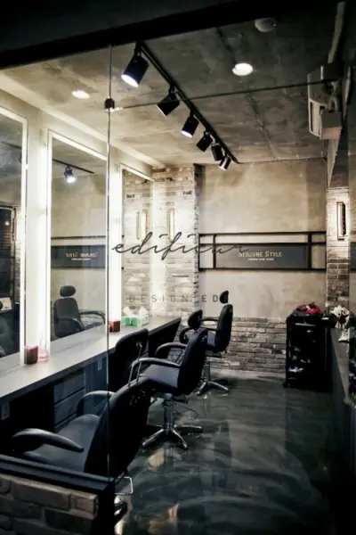 노출 콘크리트 천장의 시크한 인더스트리얼 헤어살롱